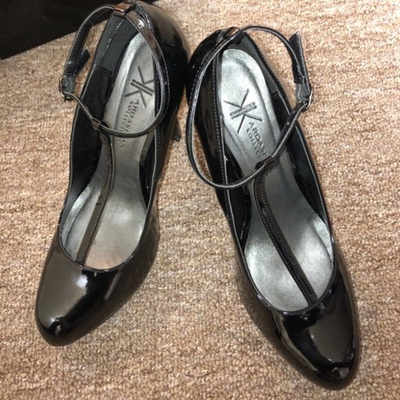 Kardashian Kollection Black Dallas T Strap Heels - Picture 4 of 7